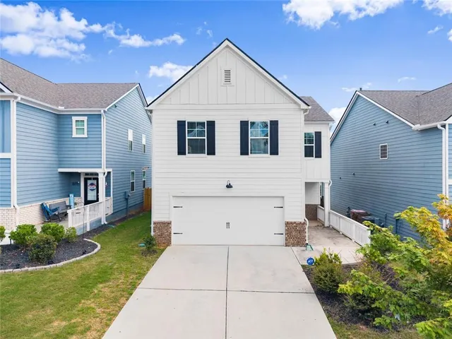 a view of house with garden