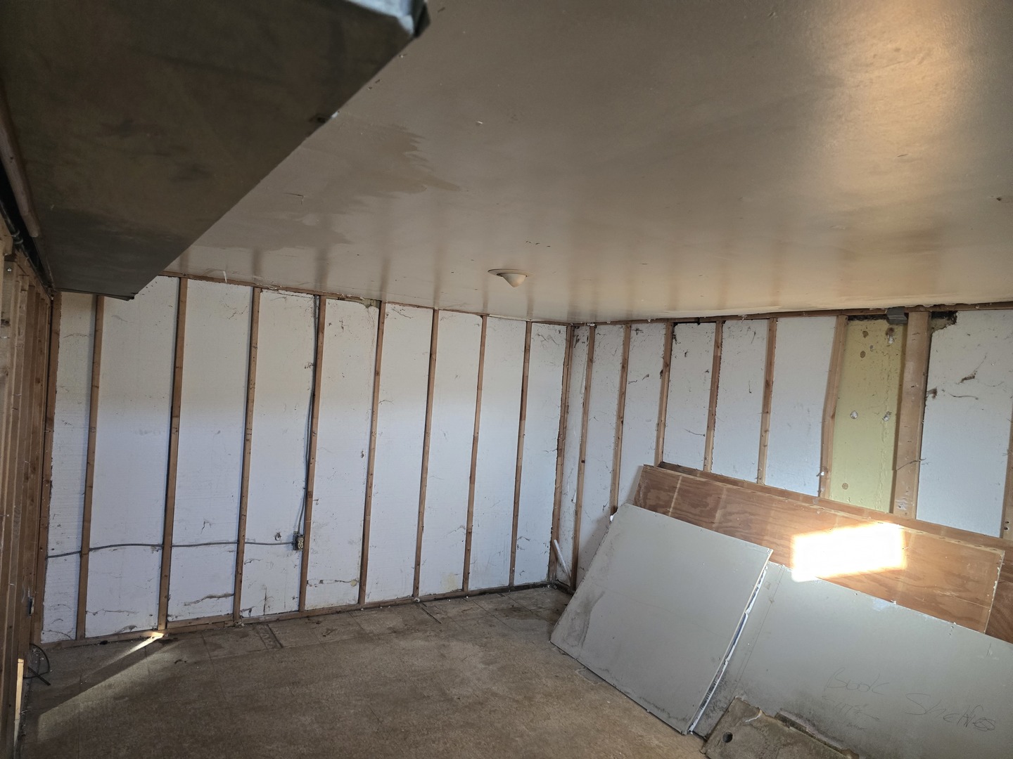 173 Williamsburg Road Country Club Hills, IL 60478 - Photo 17 of 22 a view of a hallway