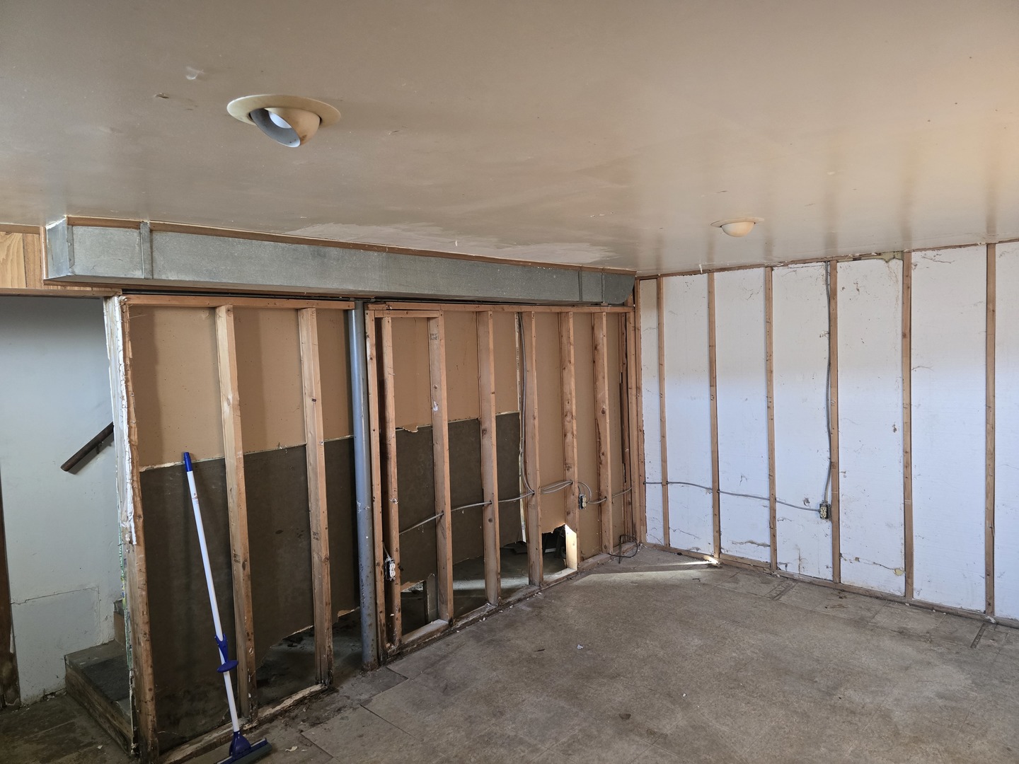 173 Williamsburg Road Country Club Hills, IL 60478 - Photo 19 of 22 a view of a room with large windows