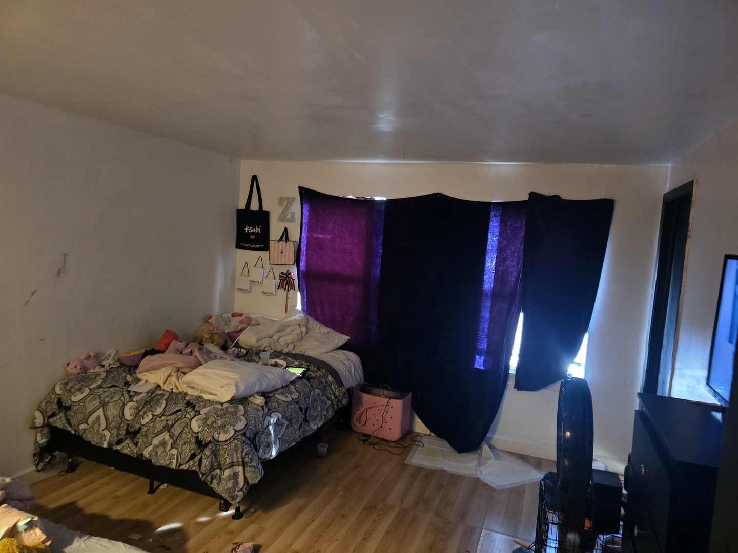 173 Williamsburg Road Country Club Hills, IL 60478 - Photo 5 of 22 a bedroom with a bed window and a lamp