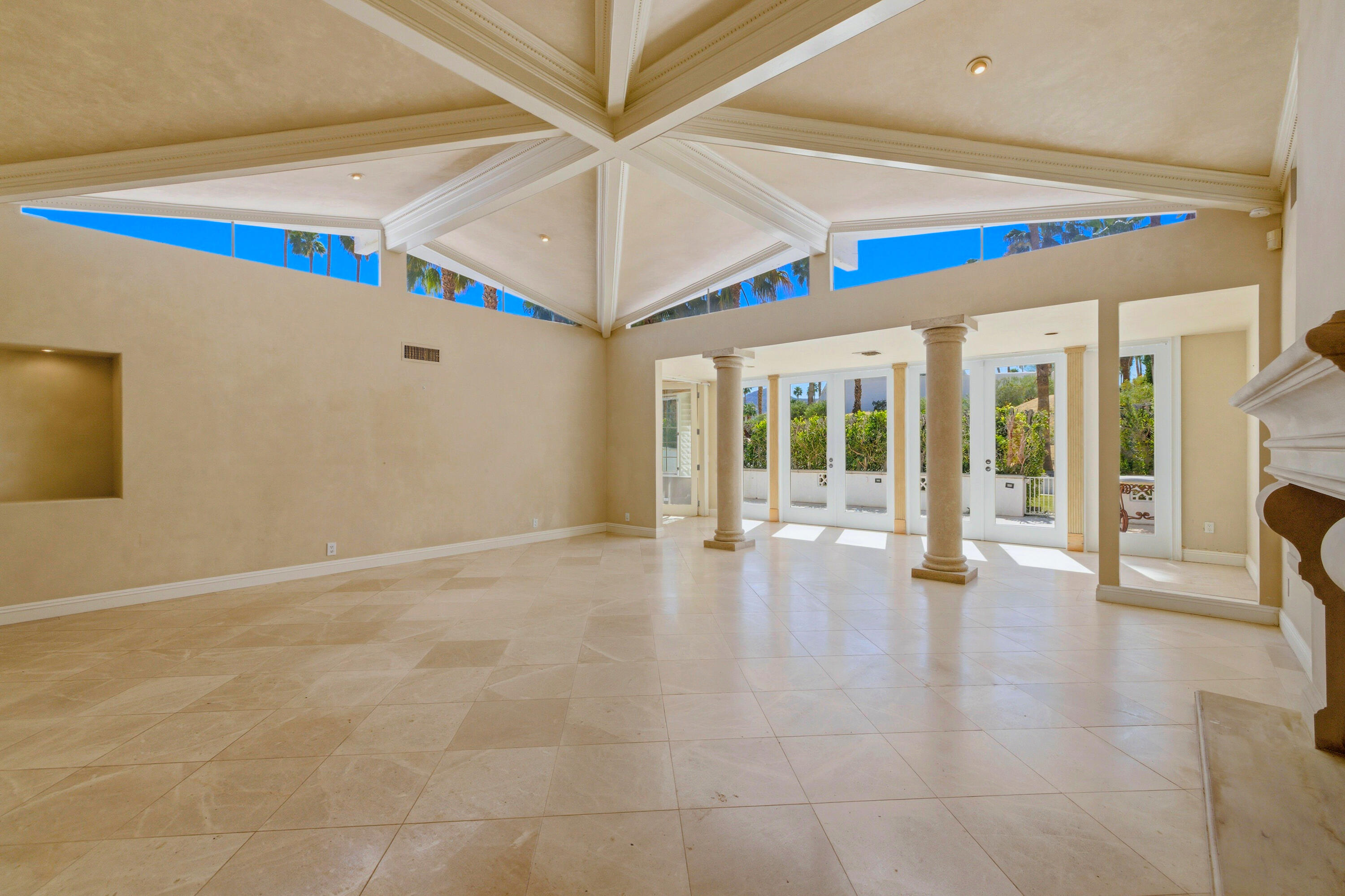 489 East San Jose Road Palm Springs, CA 92264 - Photo 2 of 34 Main living area