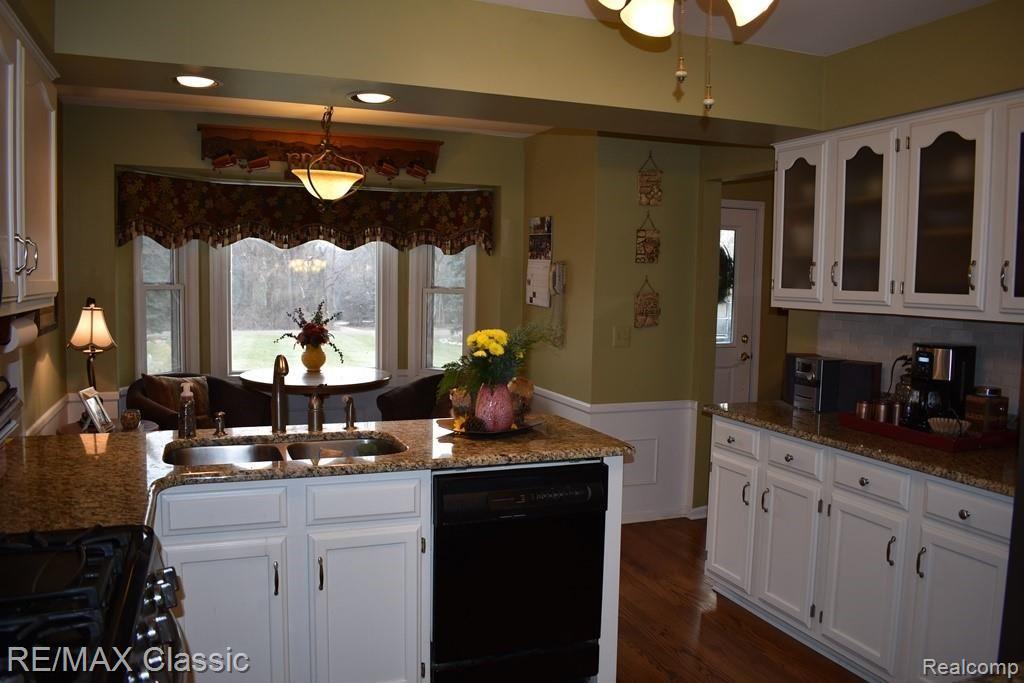 365 East Dawson Road Milford, MI 48381 - Photo 12 of 57 Kitchen and bay window in kitchen nook area