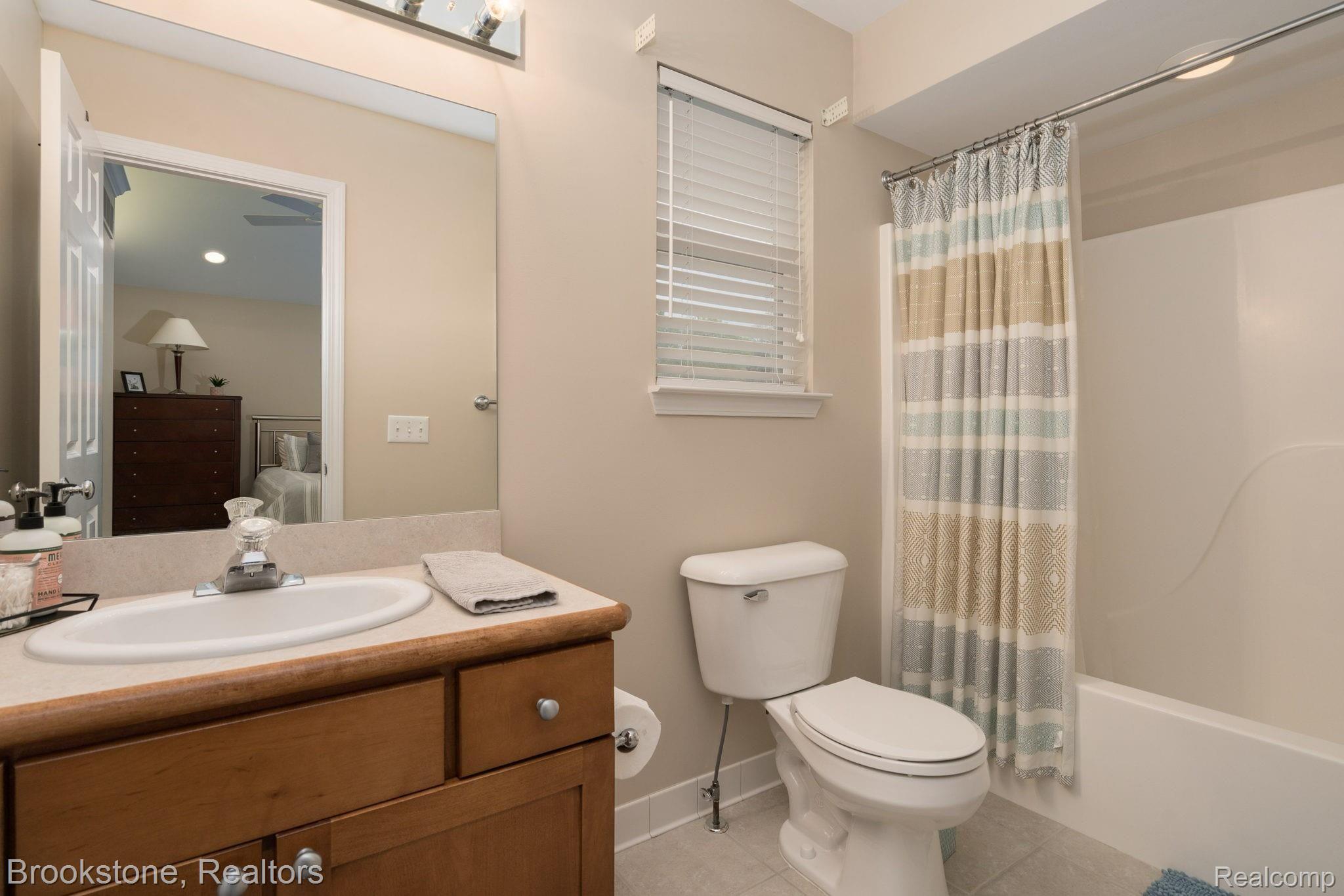 7284 Rabbit Ears Pass Clarkston, MI 48346 - Photo 29 of 39 2nd floor full bathroom