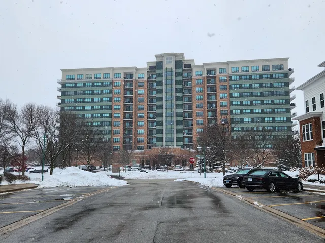 $275,000 | 6420 Double Eagle Drive, Unit 403, Woodridge, IL 60517