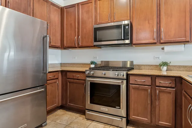 $275,000 | 6420 Double Eagle Drive, Unit 403, Woodridge, IL 60517