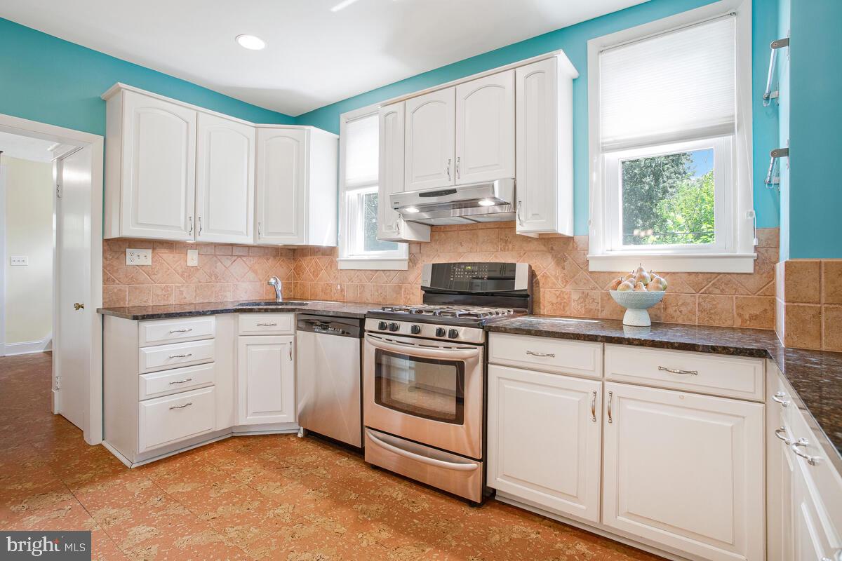 409 Woodford Road Baltimore, MD 21212 - Photo 14 of 49 Kitchen with granite counters