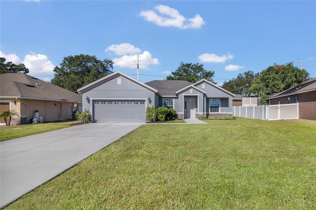 33943 Emerald Pond Loop Leesburg, FL 34788 - Photo 1 of 1 a front view of a house with garden