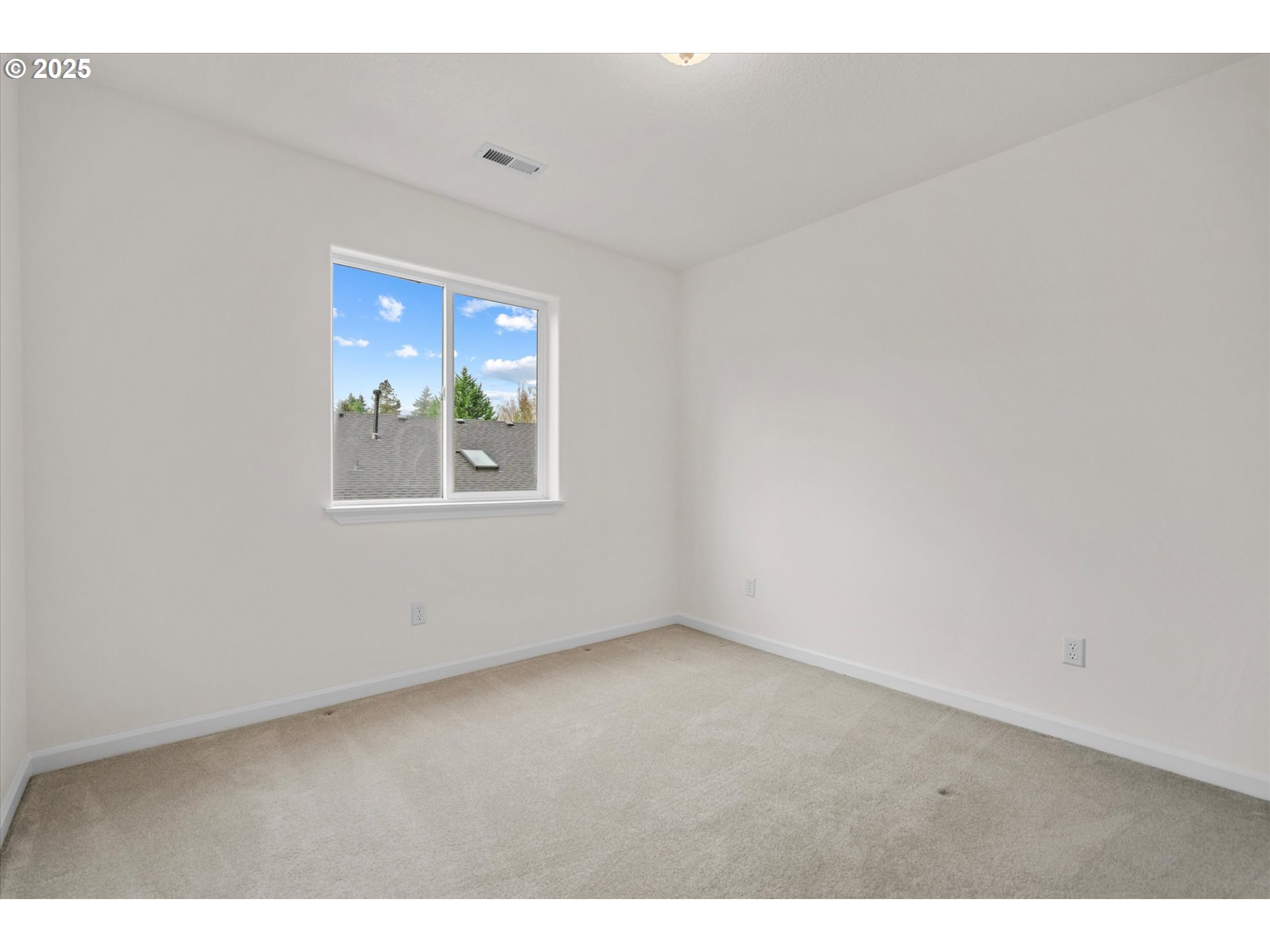 12262 Southwest 114th Terrace Portland, OR 97223 - Photo 28 of 41 a view of empty room with window