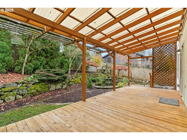 a view of an house with backyard and garden