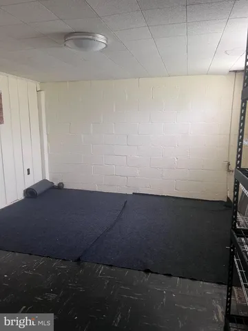 a room with an empty room