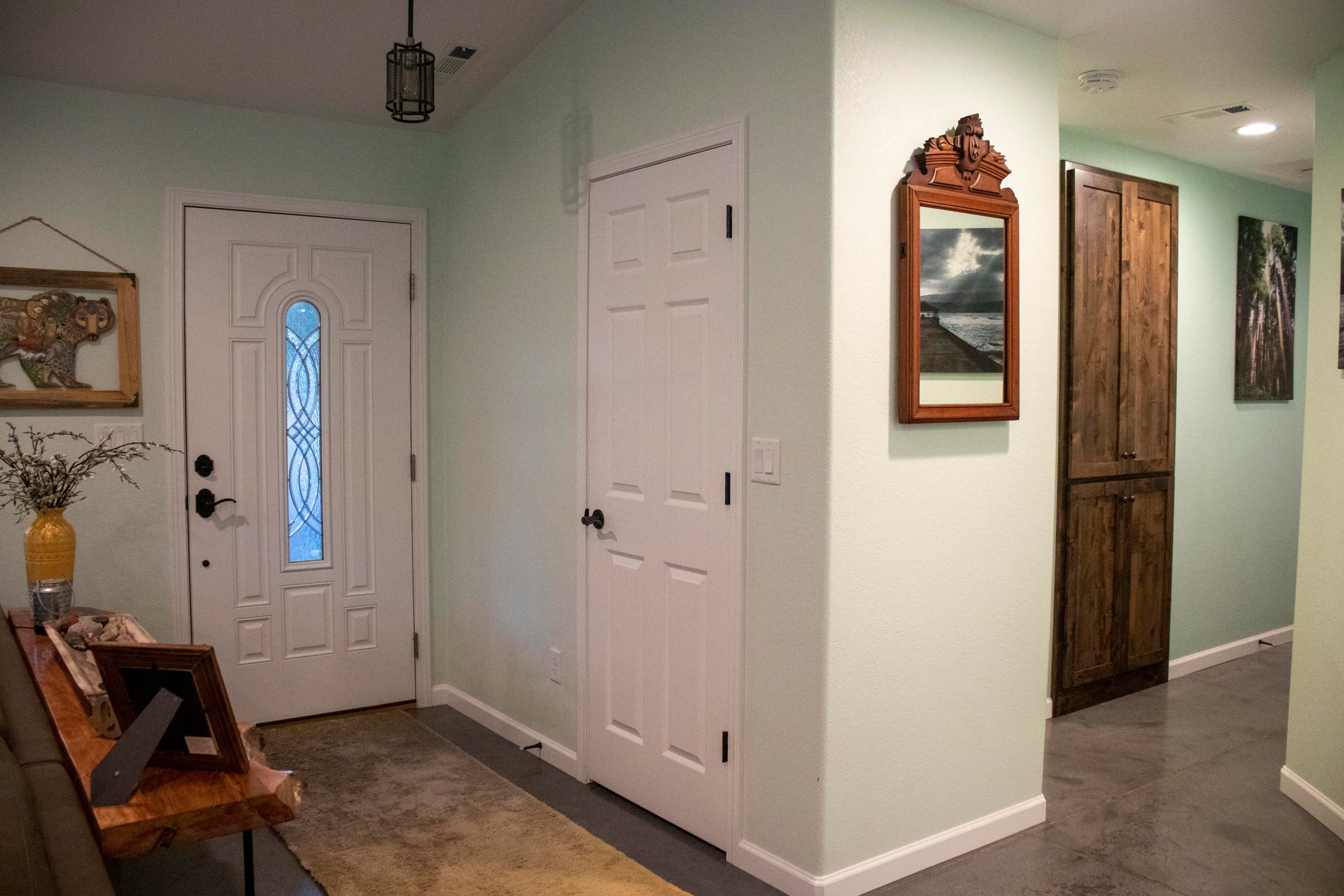 185 Drake Road Shady Cove, OR 97539 - Photo 3 of 30 Entry Hall