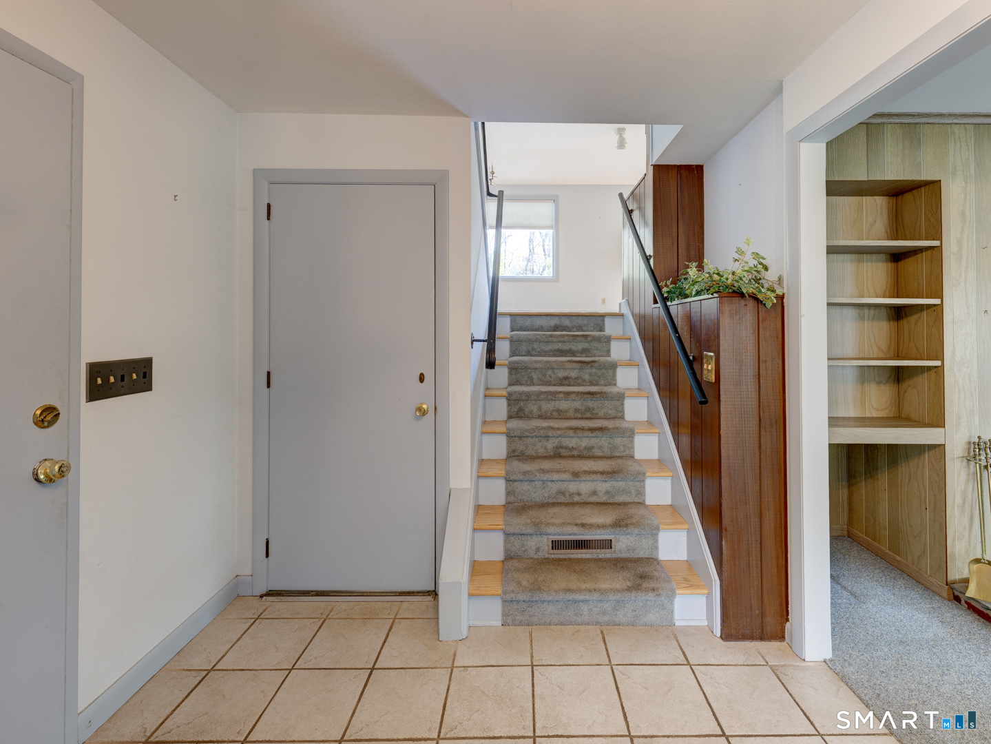 284 Chestnut Hill Road Torrington, CT 06790 - Photo 6 of 37 Front foyer