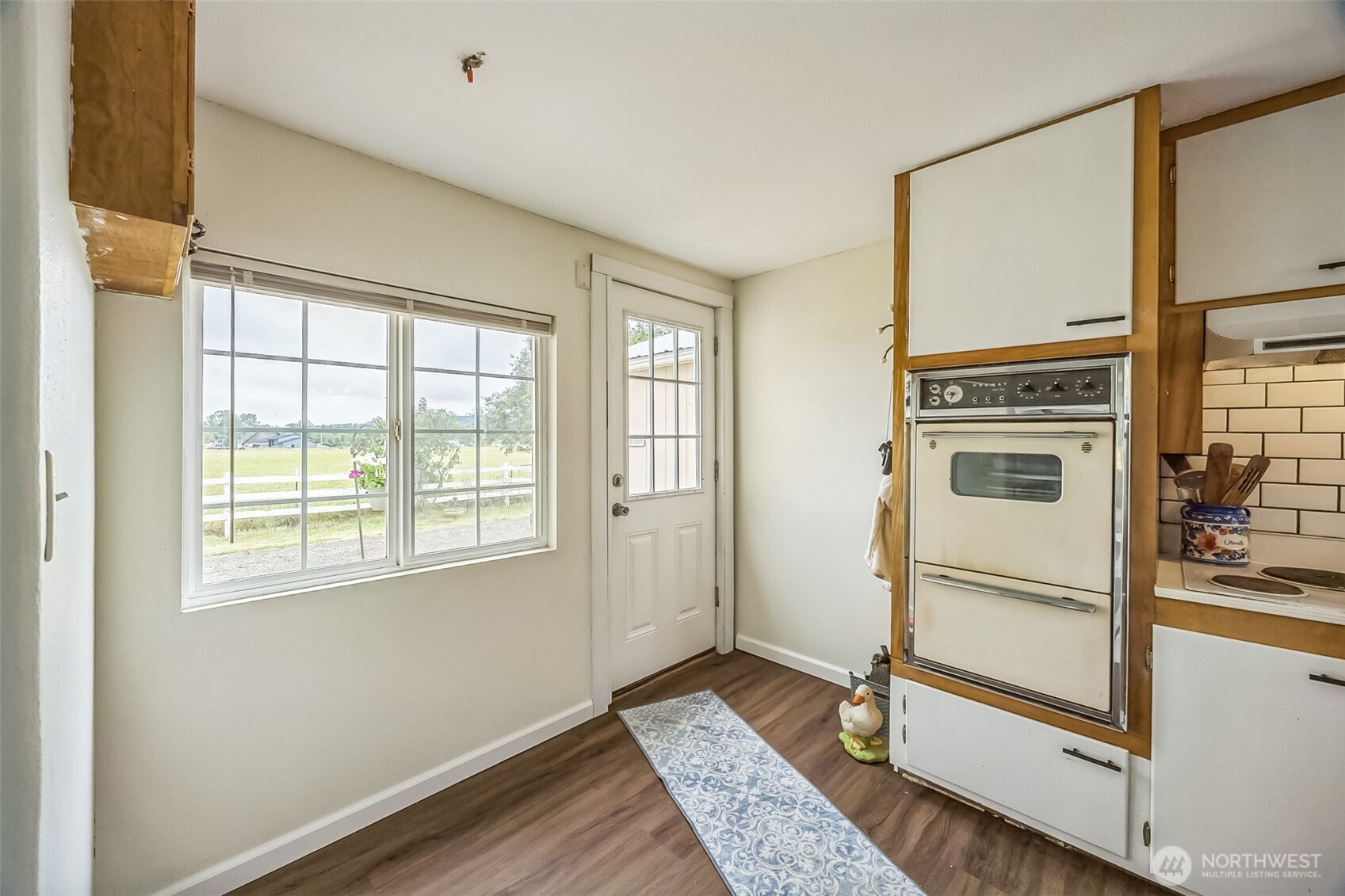 143 Mauerman Road Chehalis, WA 98532 - Photo 17 of 31 a kitchen with stainless steel appliances granite countertop a refrigerator and a stove top oven