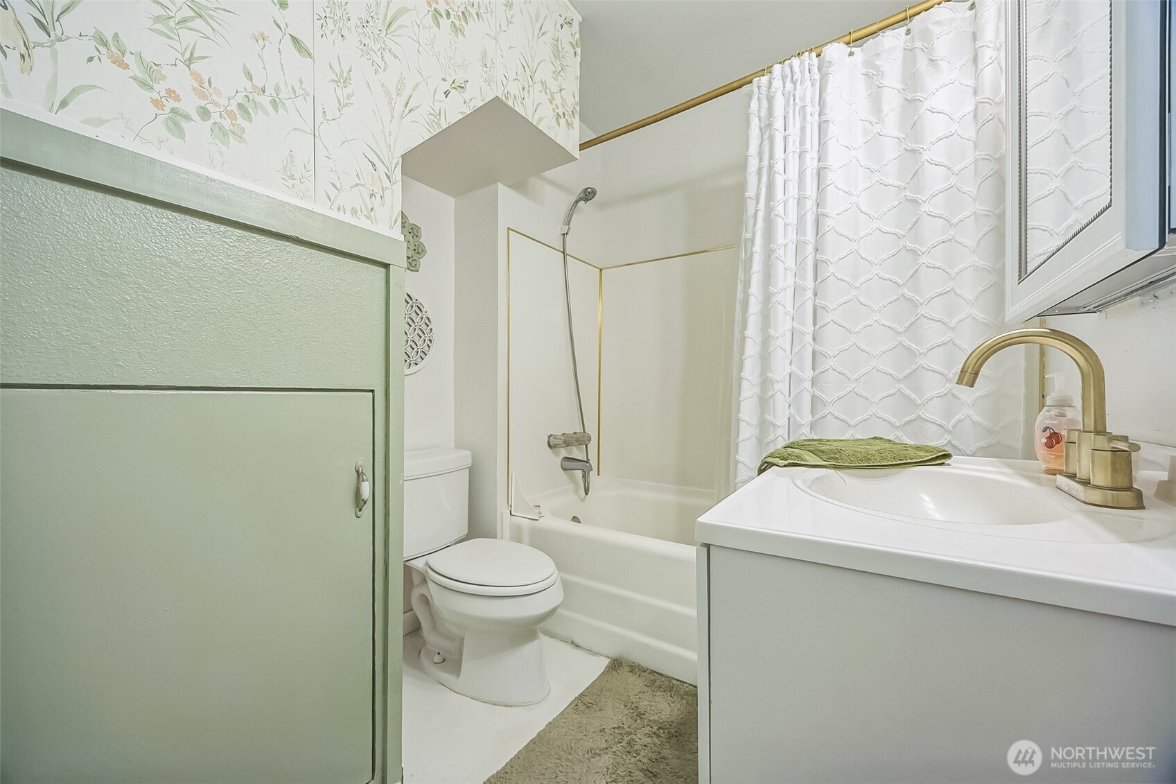 143 Mauerman Road Chehalis, WA 98532 - Photo 25 of 31 a bathroom with a sink a toilet and shower