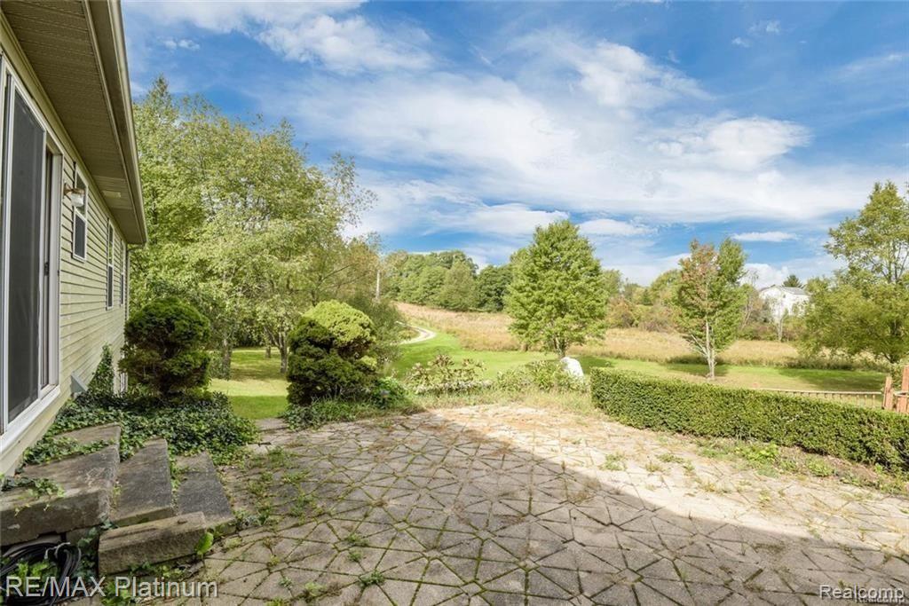 6410 Hartland Road Fenton, MI 48430 - Photo 4 of 11 GetMedia (8).jpg