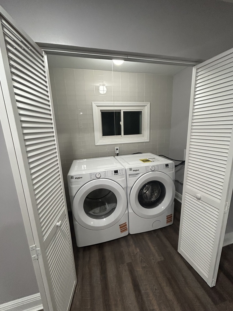 616 Parkside Circle Streamwood, IL 60107 - Photo 15 of 15 a utility room with dryer and washer