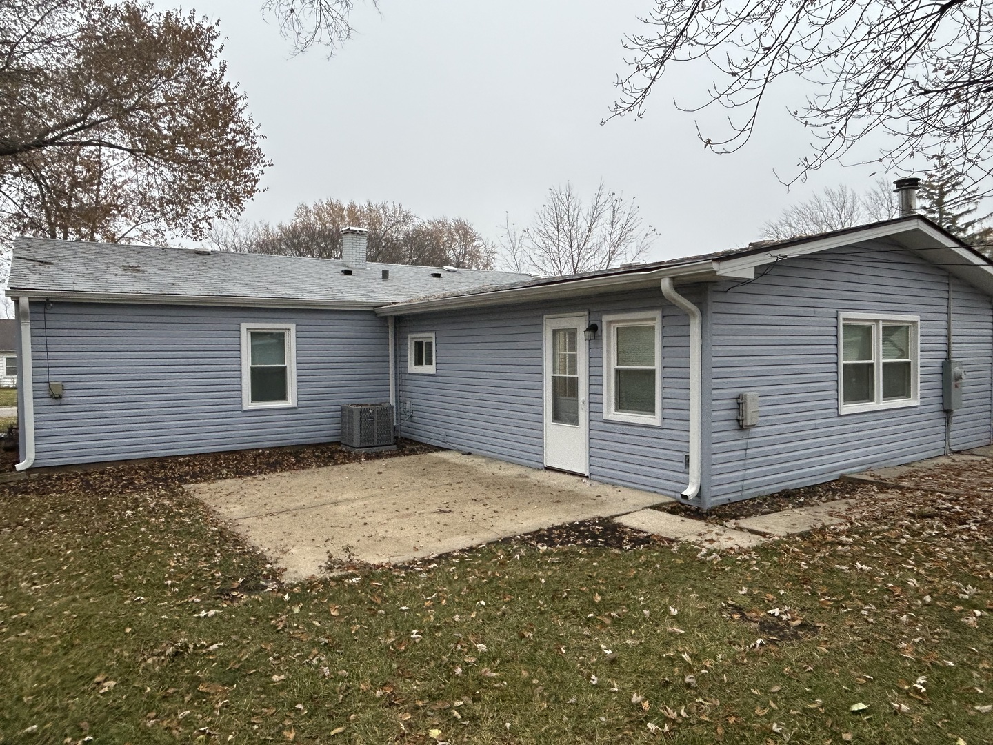 616 Parkside Circle Streamwood, IL 60107 - Photo 4 of 15 a house with trees in the background