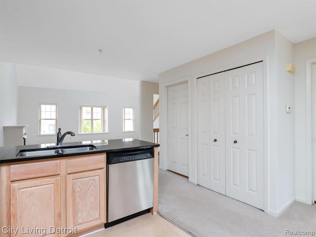 2545 John R Street Detroit, MI 48201 - Photo 7 of 37