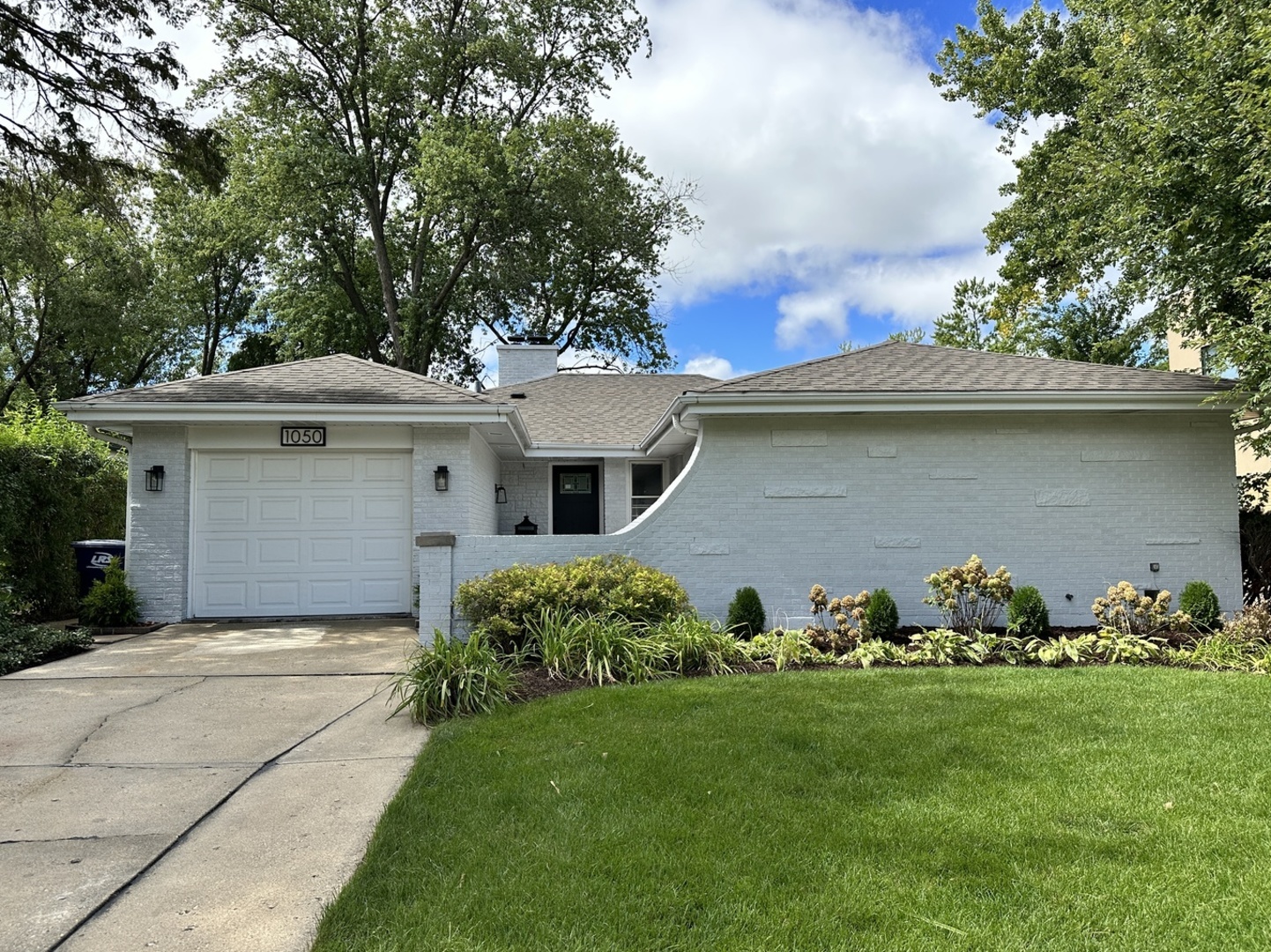 1050 Oxford Road Deerfield, IL 60015 - Photo 1 of 27 Gallery Image 1