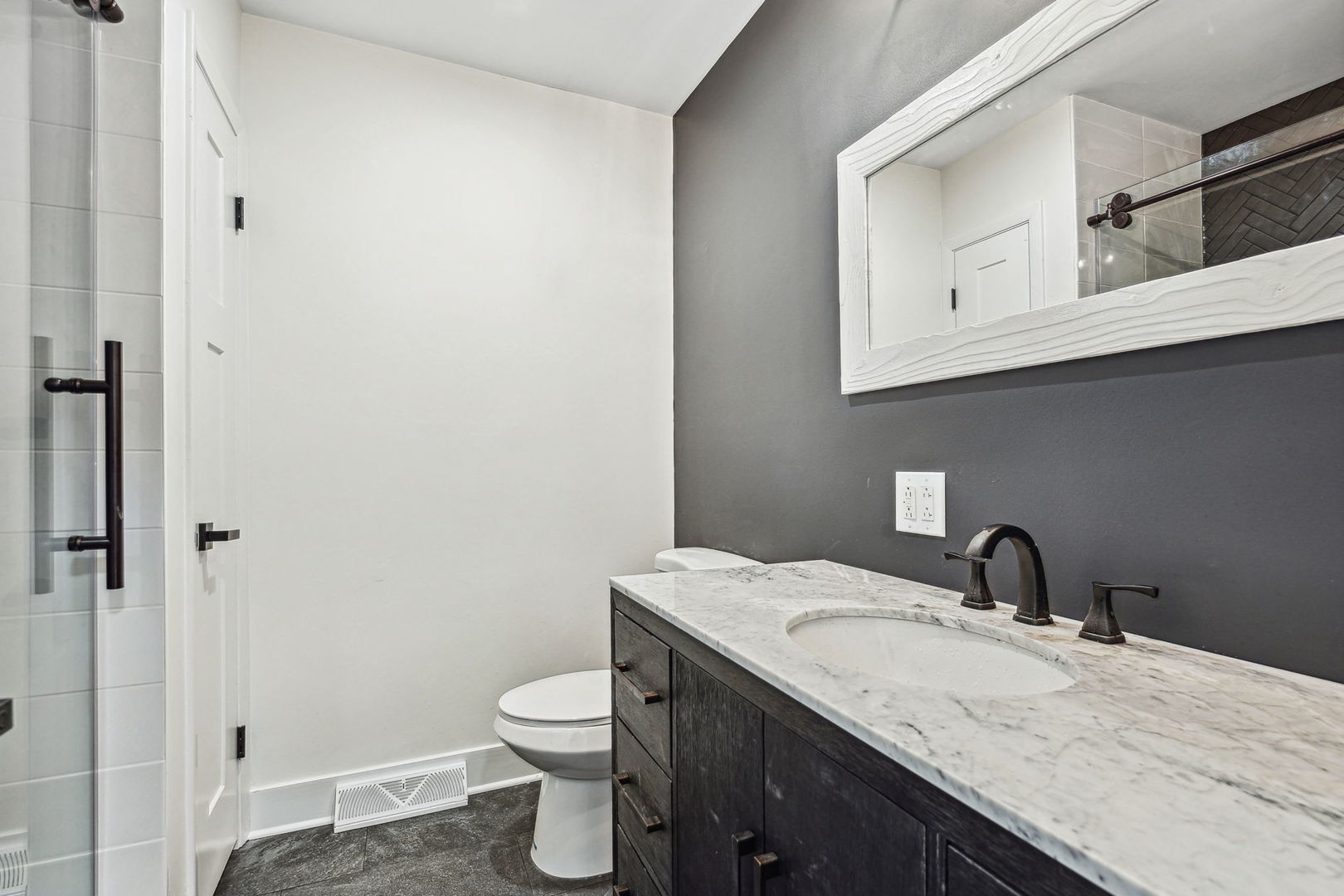 1050 Oxford Road Deerfield, IL 60015 - Photo 11 of 27 Gallery Image 11