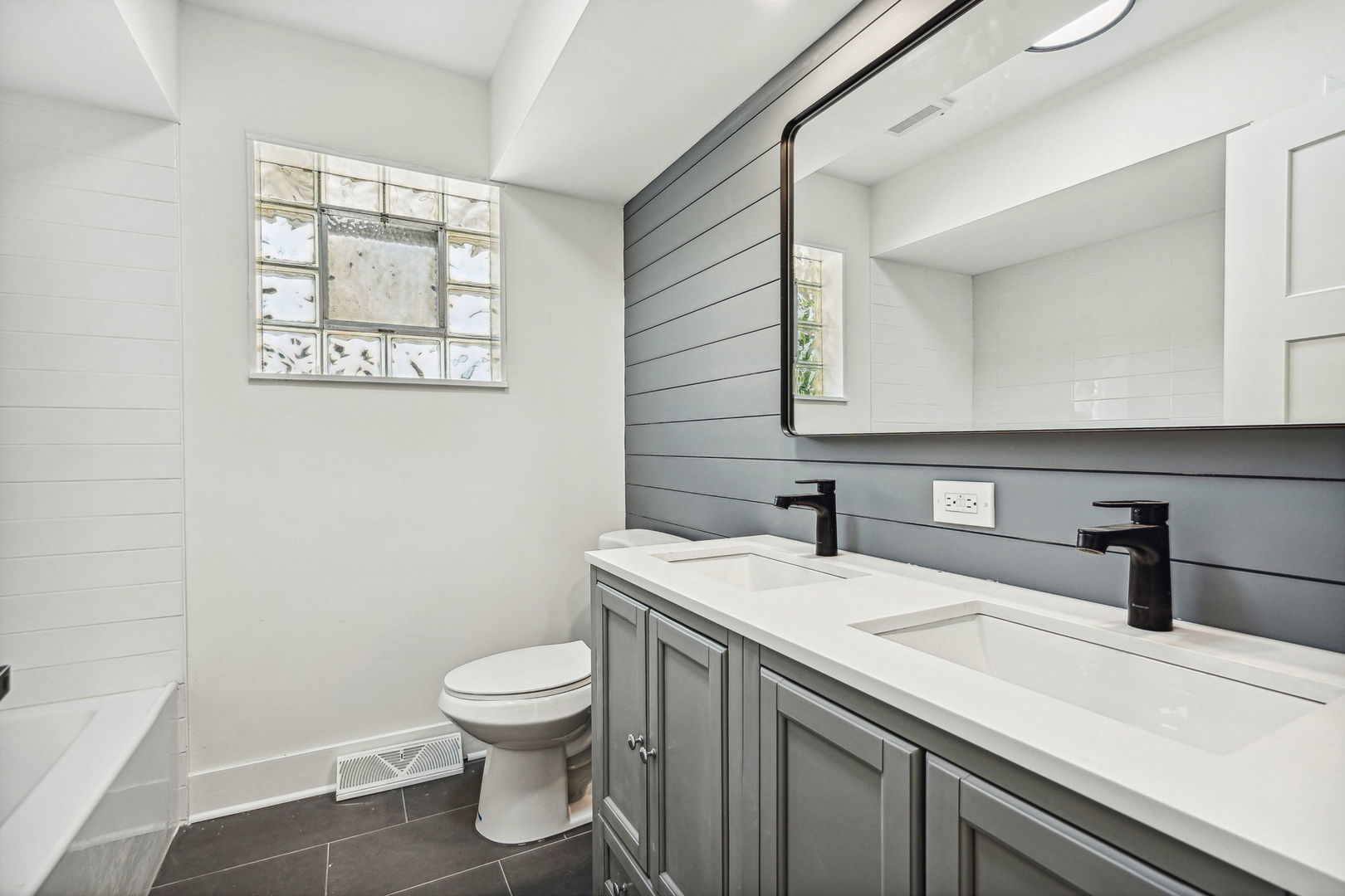 1050 Oxford Road Deerfield, IL 60015 - Photo 15 of 27 Gallery Image 15