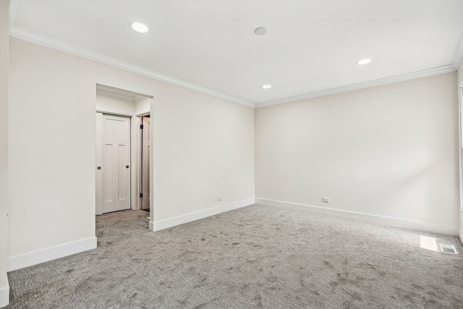 1050 Oxford Road Deerfield, IL 60015 - Photo 9 of 27 Gallery Image 9