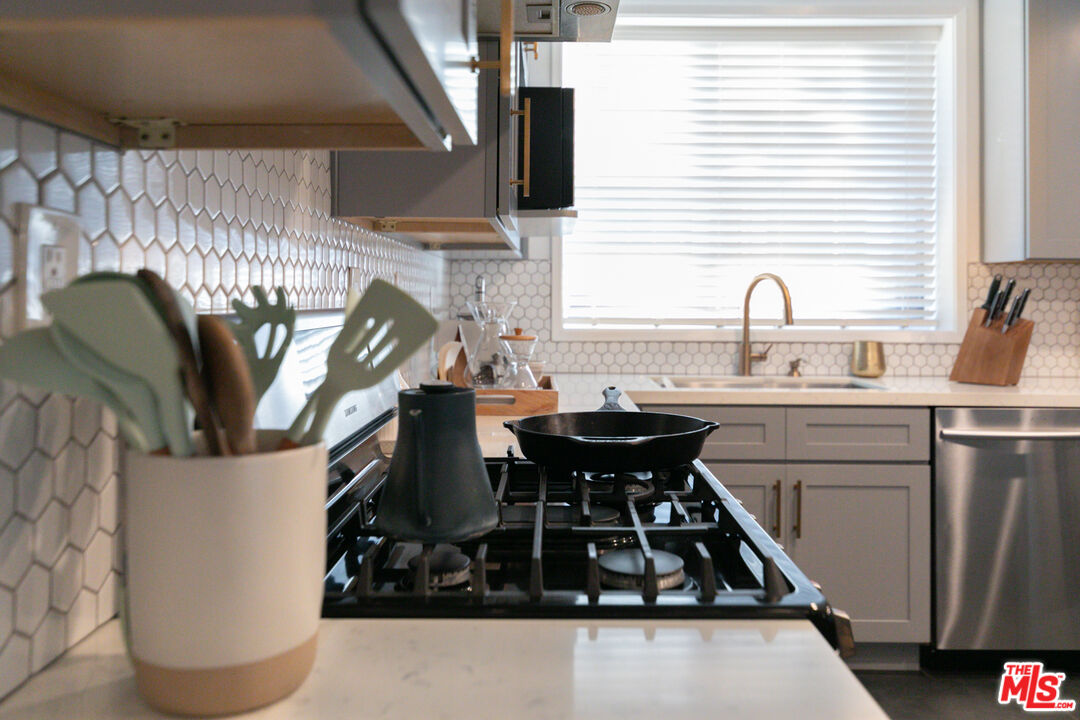 2415 8th Avenue Los Angeles, CA 90018 - Photo 16 of 55 a kitchen with table and chairs