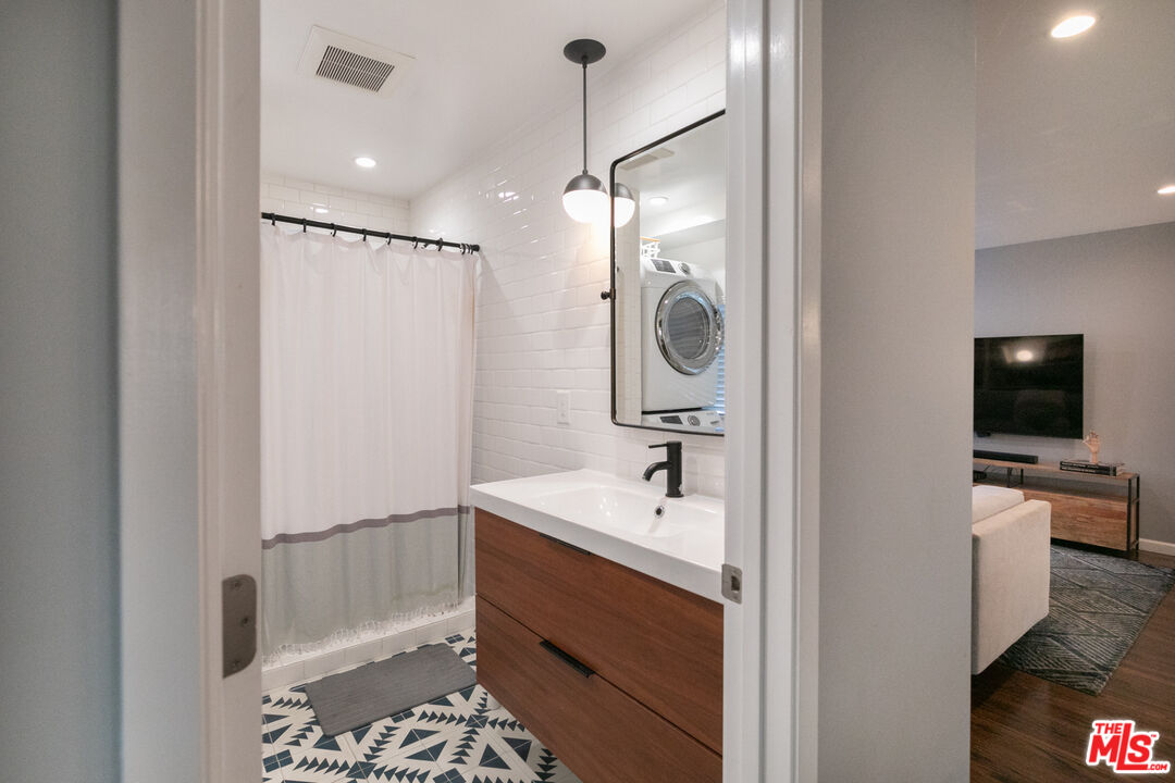 2415 8th Avenue Los Angeles, CA 90018 - Photo 22 of 55 a bathroom with a sink a toilet and shower