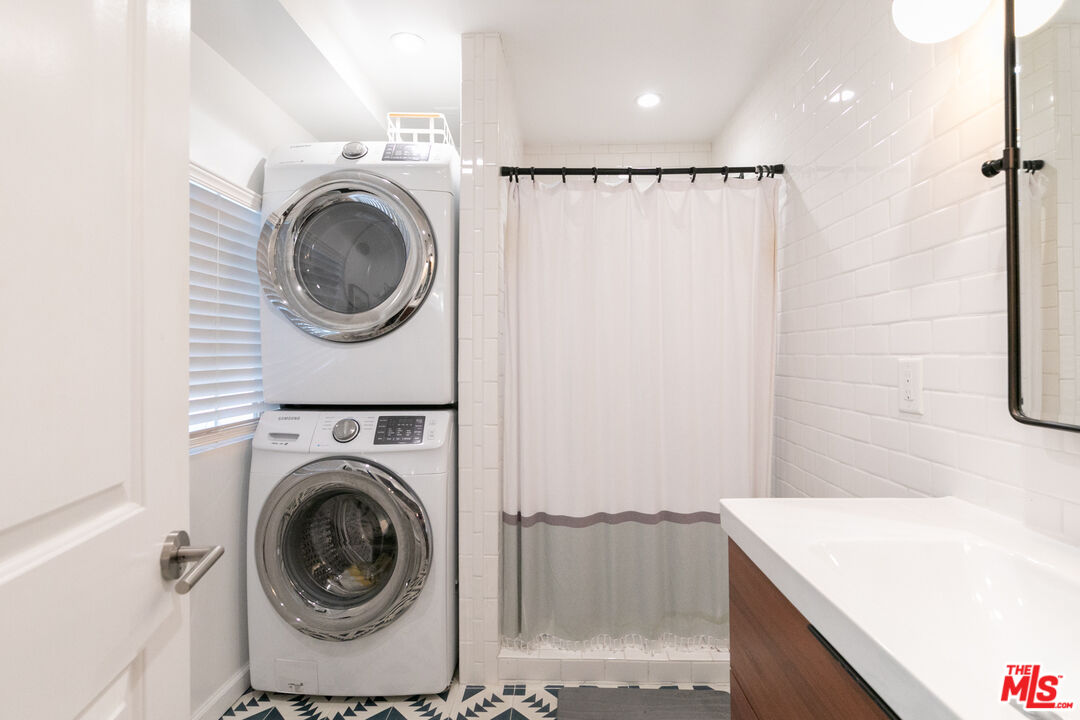 2415 8th Avenue Los Angeles, CA 90018 - Photo 23 of 55 a view of a storage & utility room with washer and dryer
