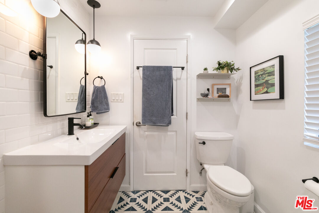 2415 8th Avenue Los Angeles, CA 90018 - Photo 24 of 55 a bathroom with a sink a toilet and shower