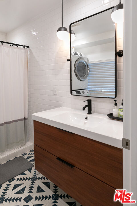 2415 8th Avenue Los Angeles, CA 90018 - Photo 25 of 55 a bathroom with a sink and a mirror
