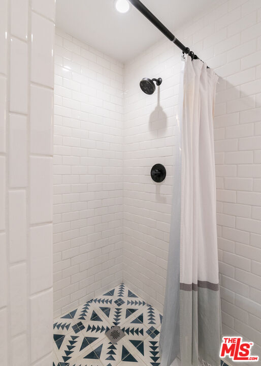 2415 8th Avenue Los Angeles, CA 90018 - Photo 26 of 55 a bathroom with a shower