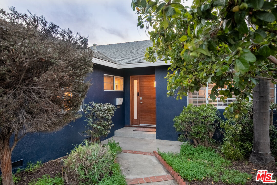 2415 8th Avenue Los Angeles, CA 90018 - Photo 3 of 55 a front view of a house with garden