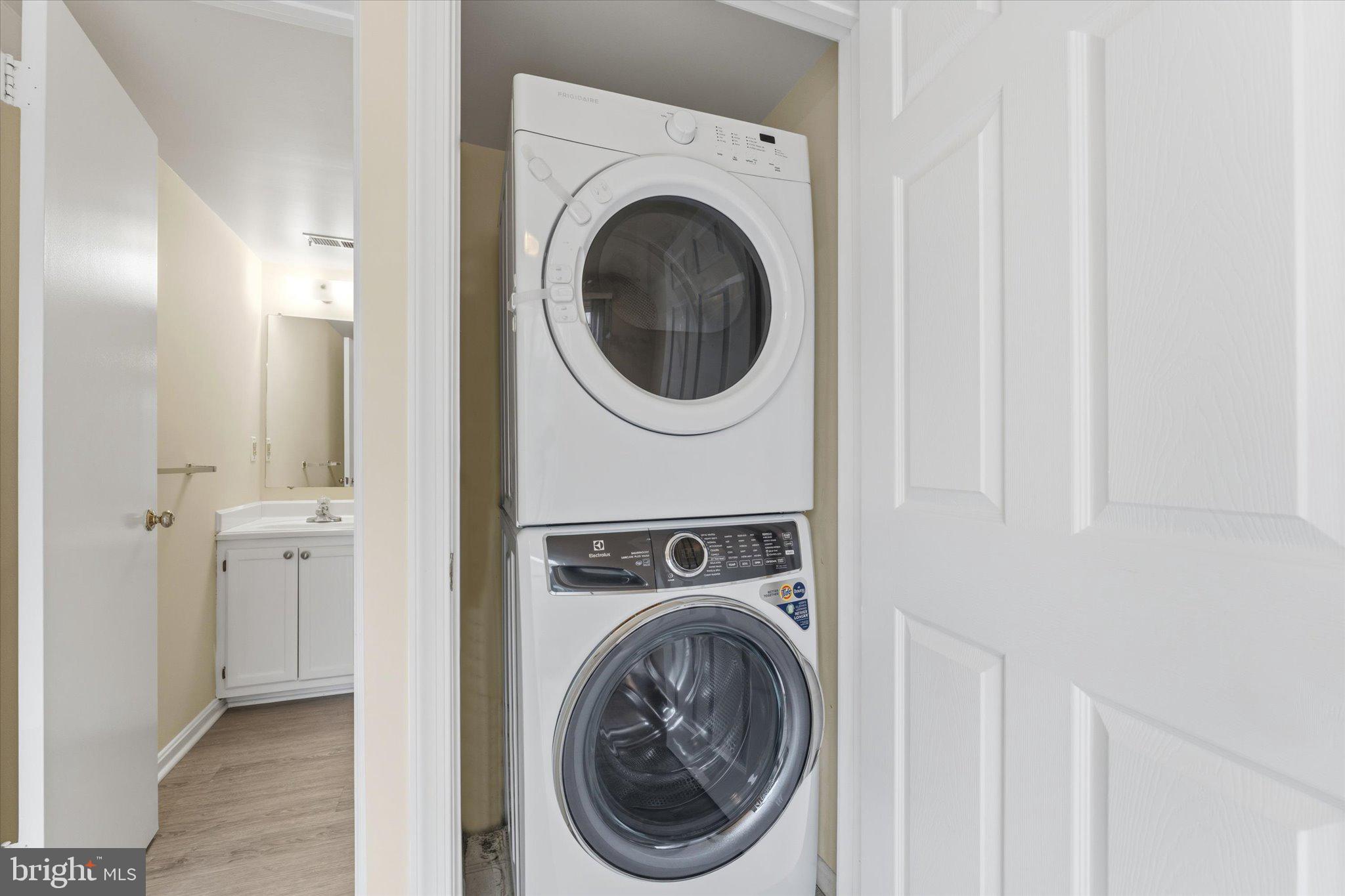 2753 Bixby Road Woodbridge, VA 22193 - Photo 7 of 22 a view of a hallway with washer and dryer