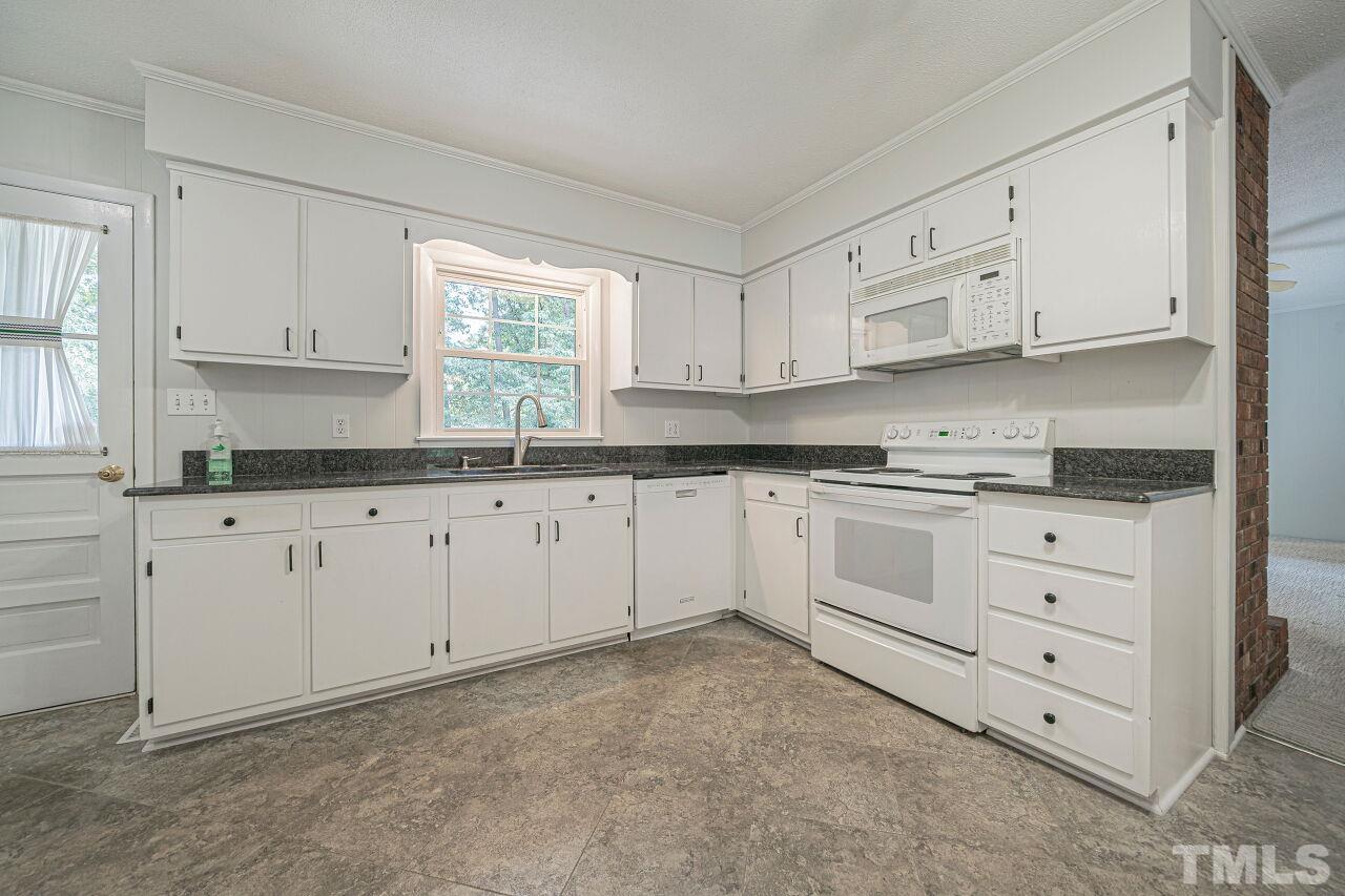 424 Chadwick Drive Raleigh, NC 27609 - Photo 8 of 30 Gallery Image 8