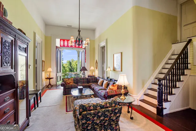 a view of a house with a yard