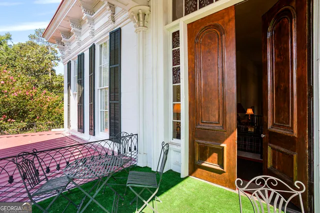 a view of a house with backyard and a tree