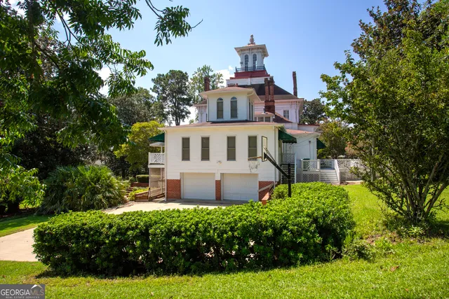 a view of a entryway of a house with entryway and a fountain