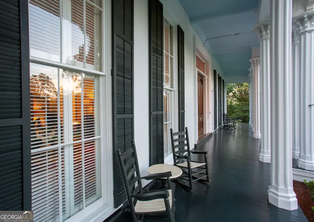 a view of a house with yard and plants