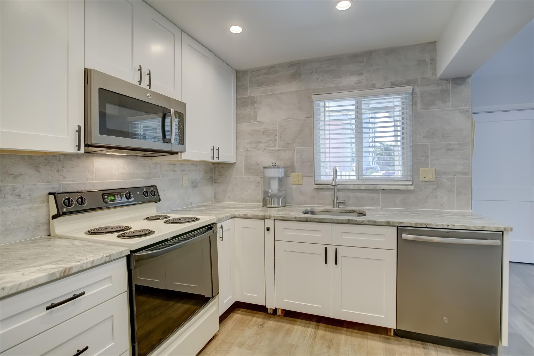 1450 North Riverside Drive, Unit 101 Pompano Beach, FL 33062 - Photo 3 of 36 Photo 6