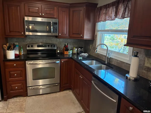 $274,000 | 16312 North Hawthorne Lane, Mount Vernon, IL 62864