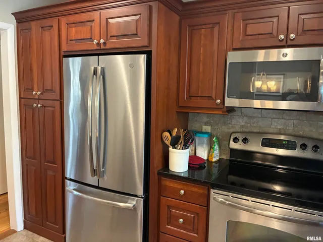 $274,000 | 16312 North Hawthorne Lane, Mount Vernon, IL 62864