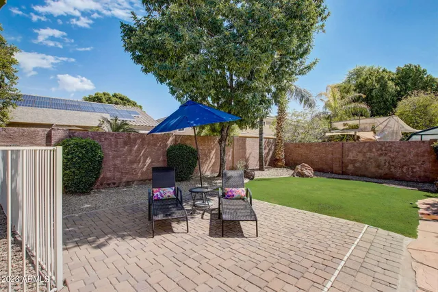 a view of a house with backyard