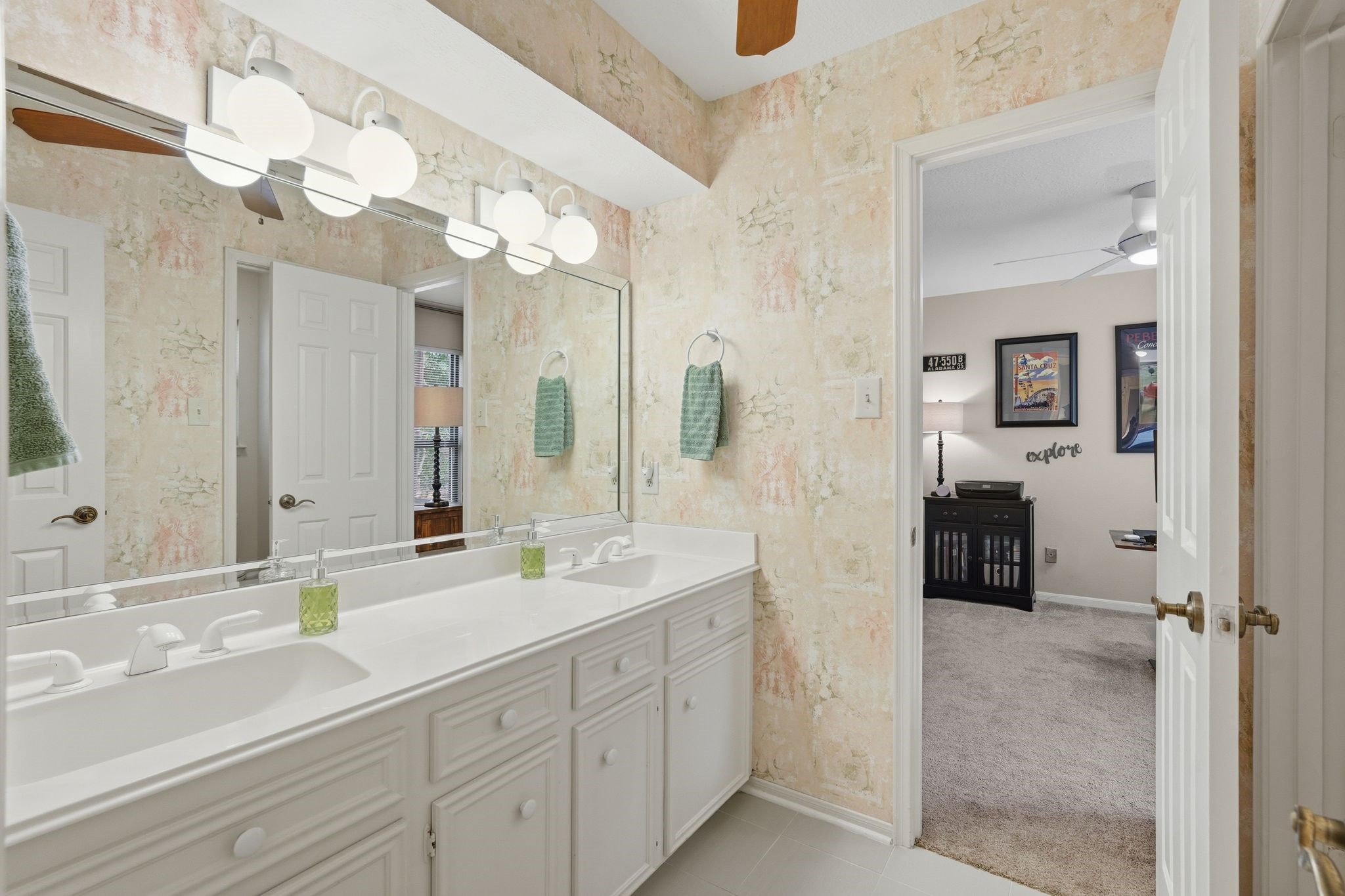 15007 Benfer Road Houston, TX 77069 - Photo 22 of 42 Jack and Jill Bathroom with dual sinks!
