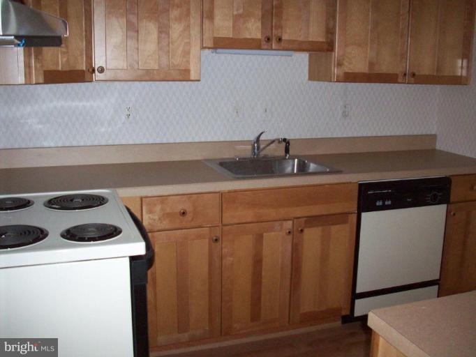 6260 Edsall Road, Unit 403F Alexandria, VA 22312 - Photo 4 of 9 Kitchen #2