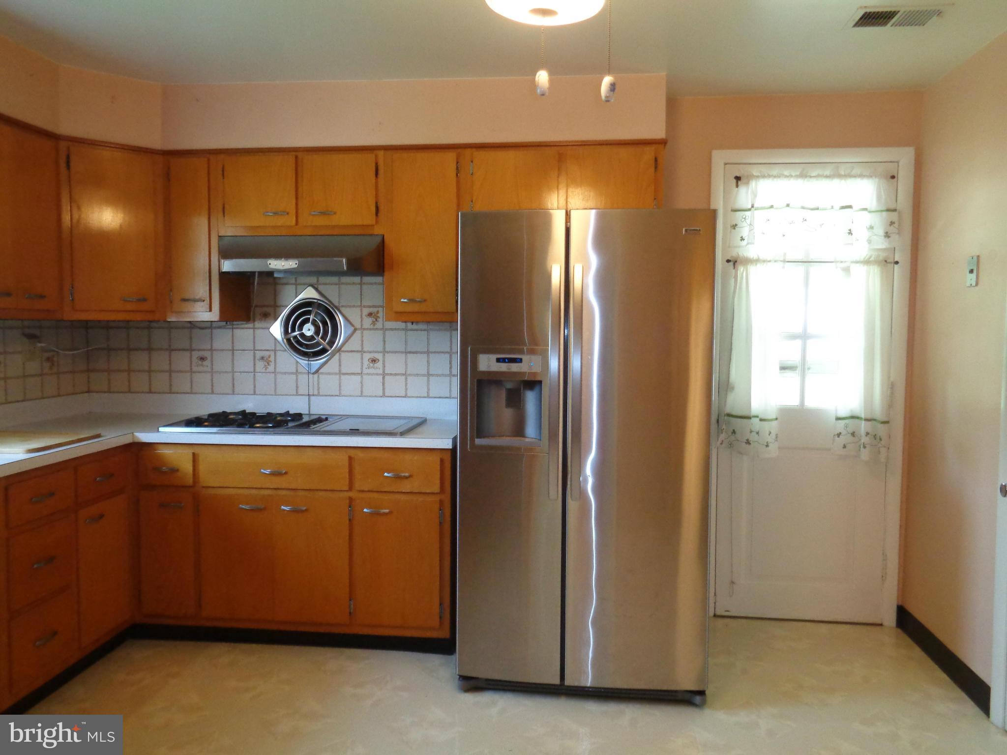 806 Back River Neck Road Baltimore, MD 21221 - Photo 8 of 28 a utility room with refrigerator and washer