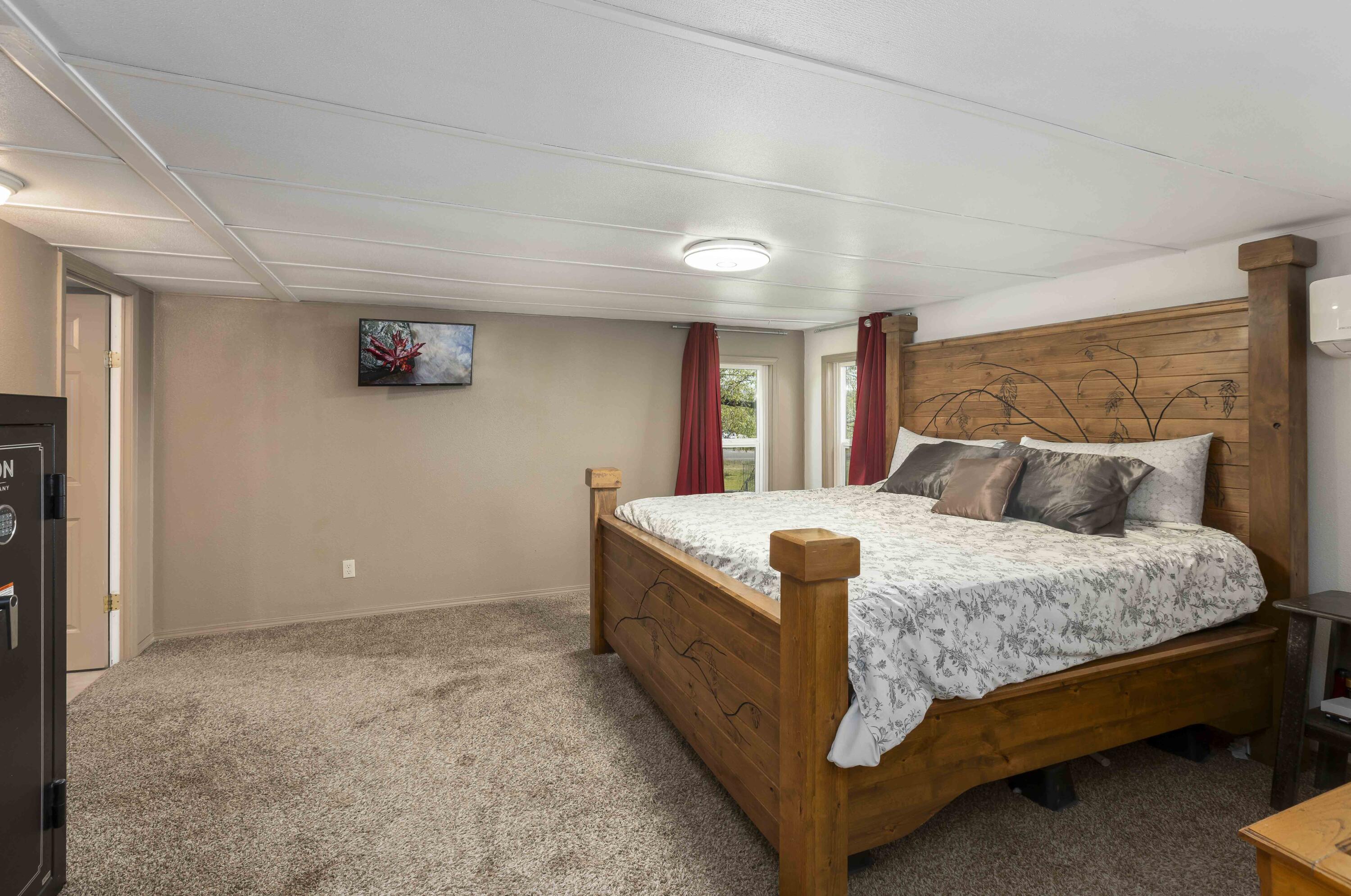 5225 Dodge Road White City, OR 97503 - Photo 18 of 49 a bed sitting in a bedroom next to a larger window