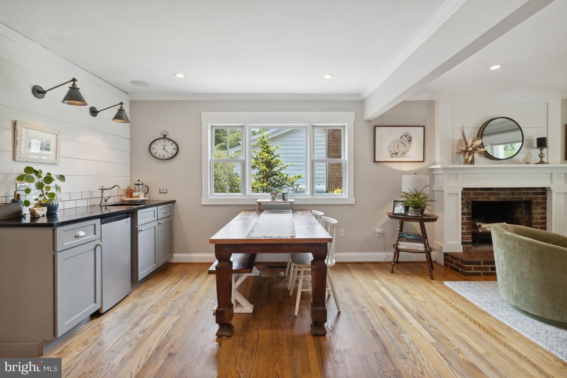 23 Goodrich Road Annapolis, MD 21401 - Photo 21 of 80 Shared Fireplace Ambiance w/Kitchen