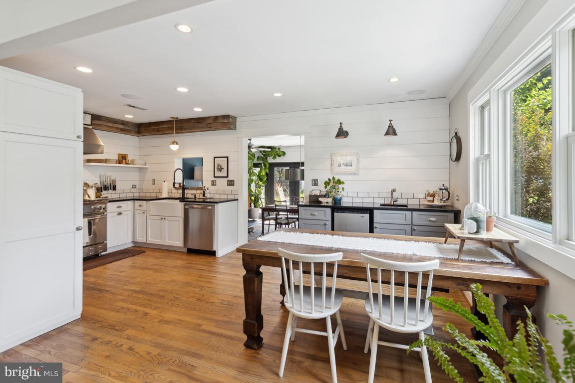 23 Goodrich Road Annapolis, MD 21401 - Photo 22 of 80 Sun-Drenched Casual Dining Area