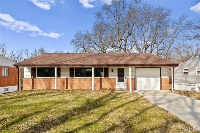 $189,900 | 33 Potomac Drive, Fairview Heights, IL 62208